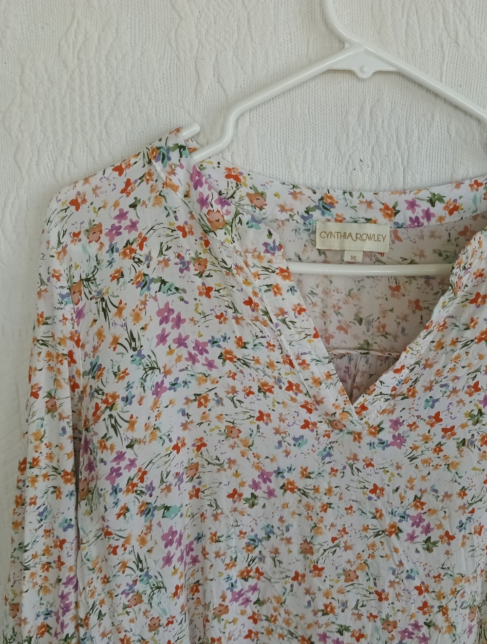 Cynthia Rowley White Ditsy Floral Blouse Pink Orange Vneck Tie Front Light - Picture 2 of 9